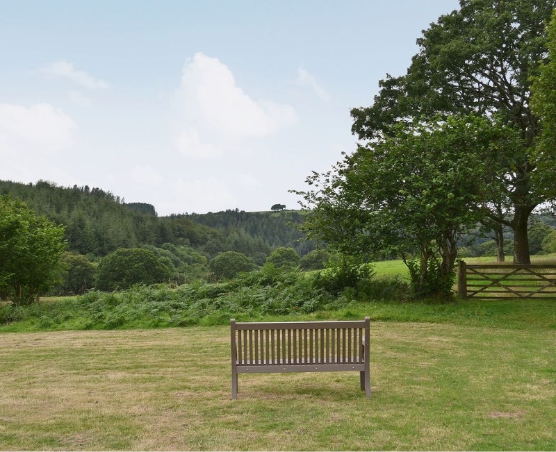 lower-meadow-bench-800x651